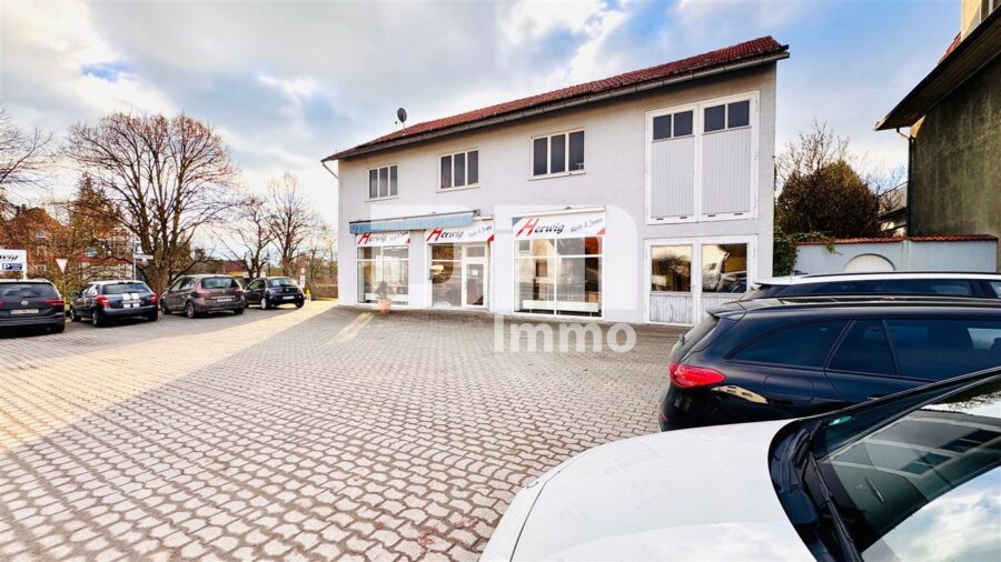 Laden-/Büro-/Lagerkomplex mit 300 m² Nutzfläche auf großem Grundstück und Parkflächen - Parkflächen